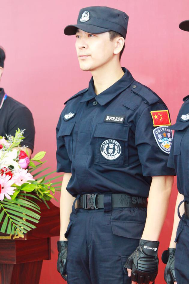 于毅帅气警服亮相
