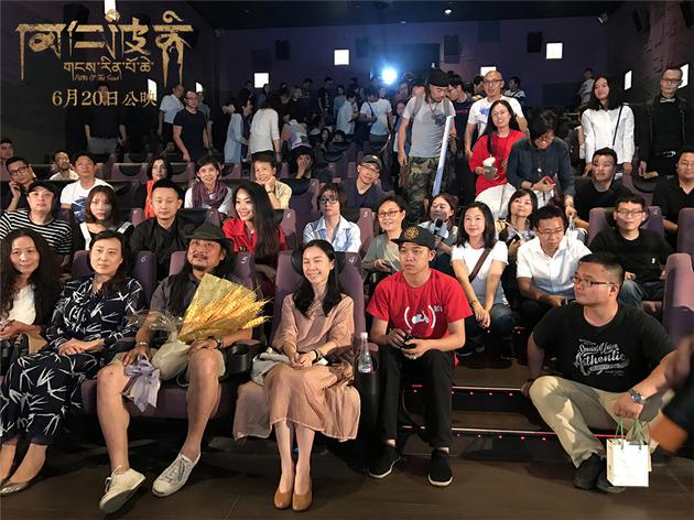 张杨与观众合影