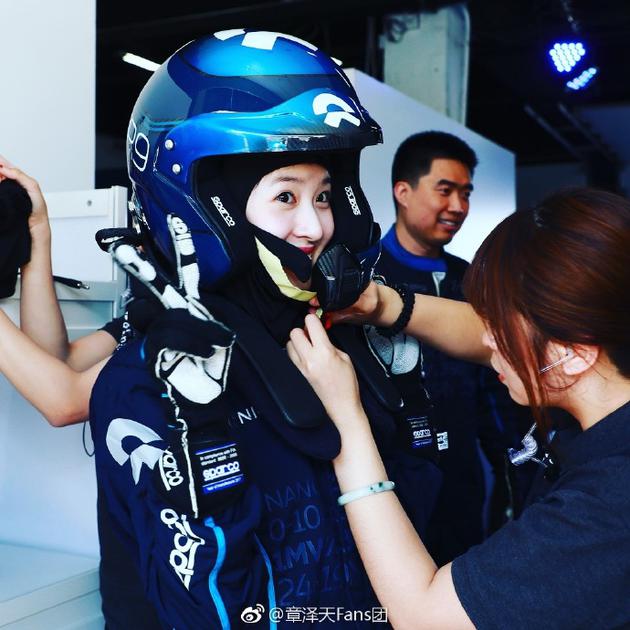 赛车手上线!奶茶妹妹穿赛车服英姿飒爽气场十足