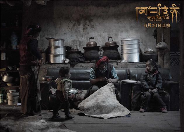 屠夫缝制朝圣牛皮围裙