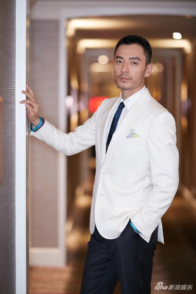李光洁亮相公益活动 与鲨鱼共舞挑战深海拍摄