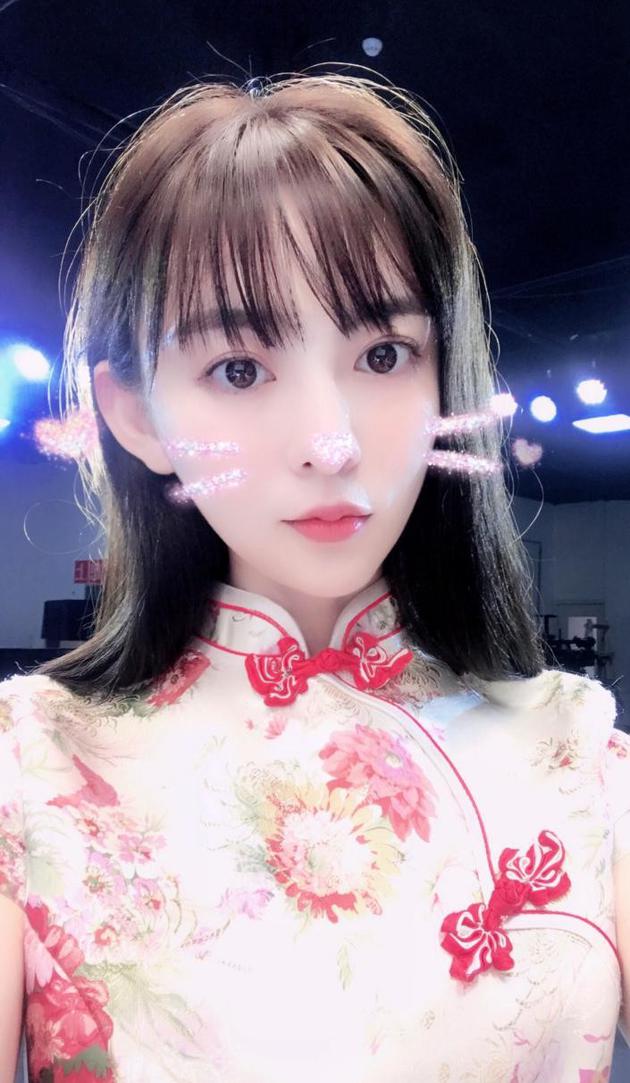 主播美七七旗袍登台婀娜多姿 曾登《人民日报