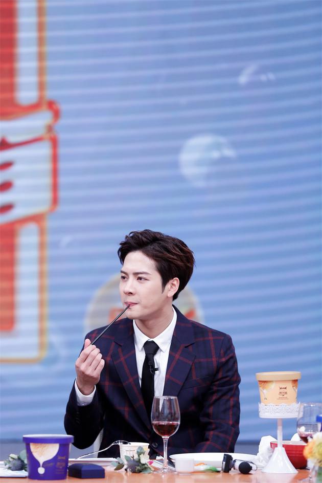 王嘉尔不改吃货本色