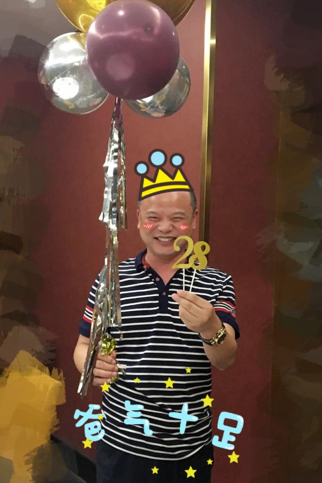 黄子韬父亲节晒爸爸新旧合影 两人微笑弧度都