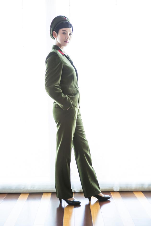 李晓峰飒爽军装亮相上影节 《芳华》饰 郝淑雯