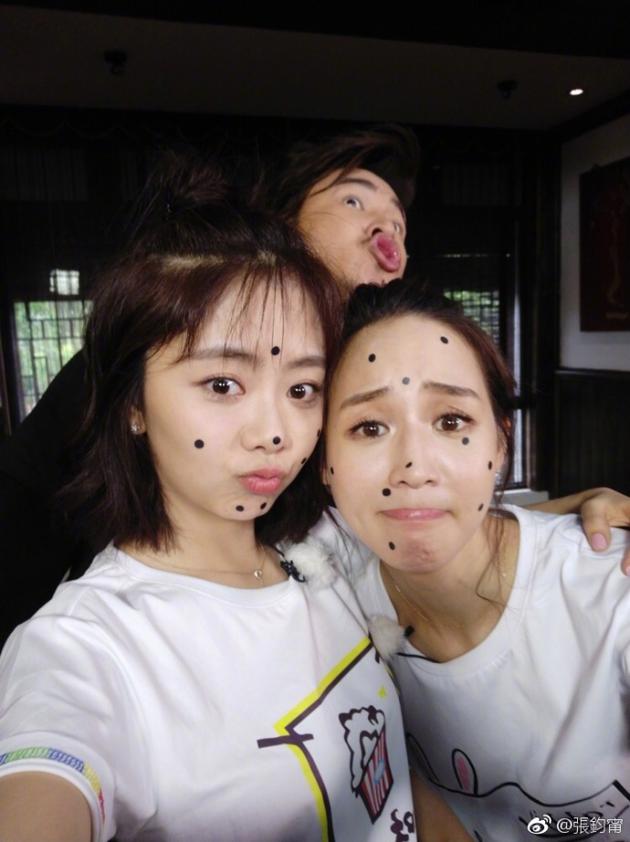 满脸麻子也挡不住美!张钧宁谭松韵嘟嘴自拍可