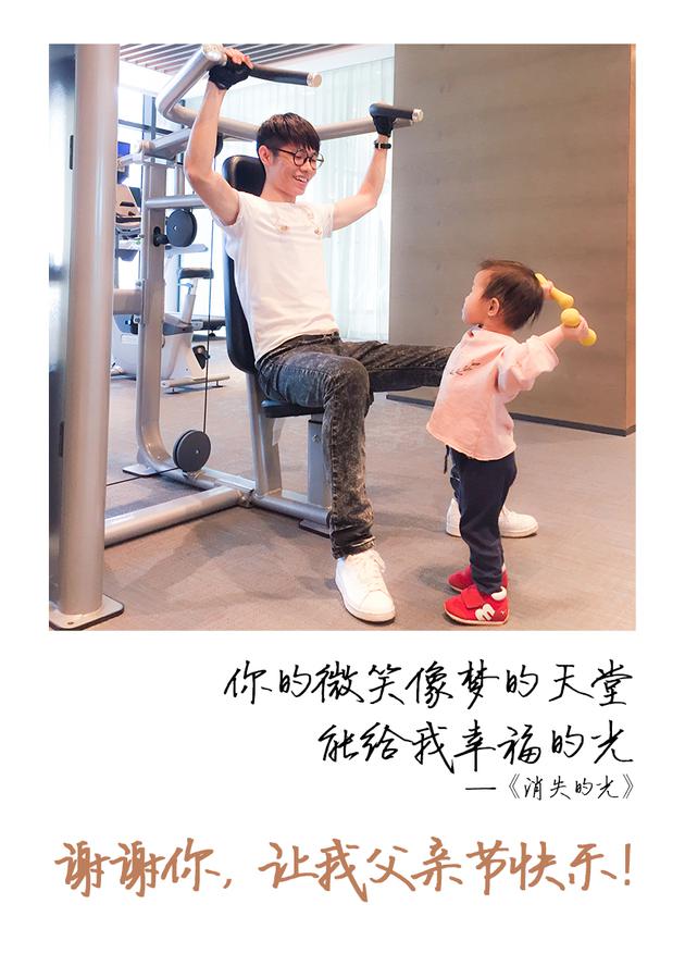 李行亮健身房里秀肌肉,女儿模仿动作有型