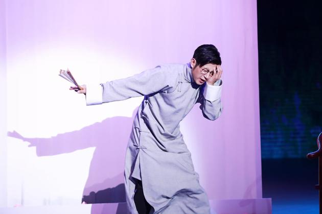 高晓攀复古长衫演绎硬照pose