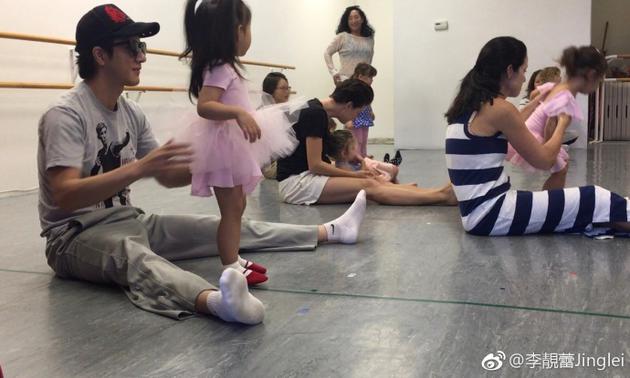 王力宏陪女儿练芭蕾