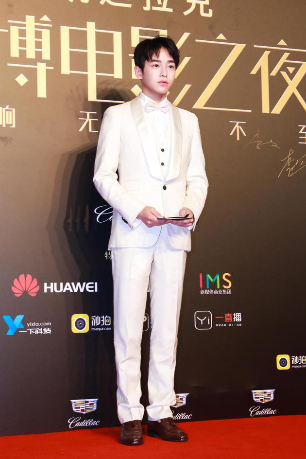 彭昱畅出席微博电影之夜红毯