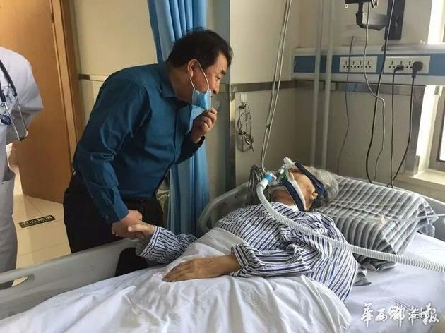 5月27日姜昆向唐杰忠表达问候时,唐杰忠意识非常清醒