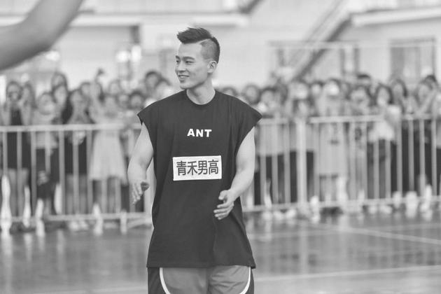 欧豪《青禾男高》上演撩妹杀 甜蜜小酒窝迷倒