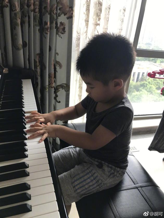 小鱼儿弹钢琴太陶醉弹闭眼