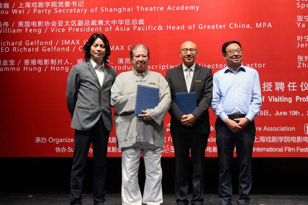 上海戏剧学院党委书记楼巍、上海戏剧学院电影电视学院院长胡雪桦为洪金宝、冯伟颁发客座教授聘任证书