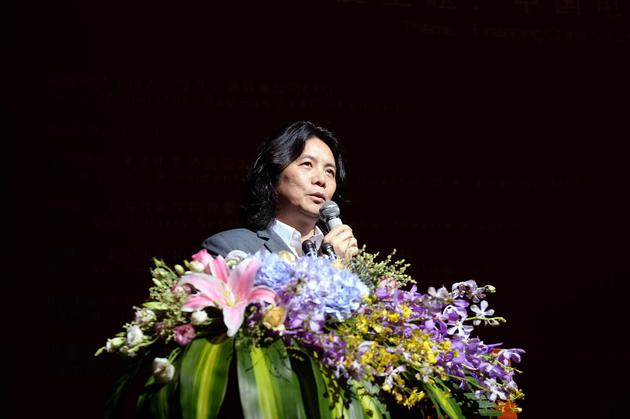 上海戏剧学院电影影视学院院长胡雪桦主持项目推介环节
