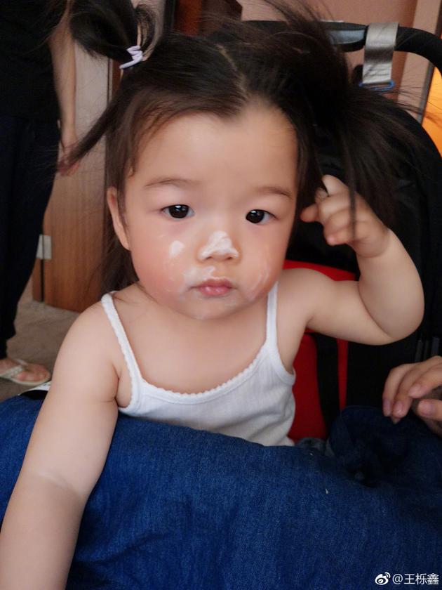 王栎鑫女儿鼻尖上脸上都是酸奶
