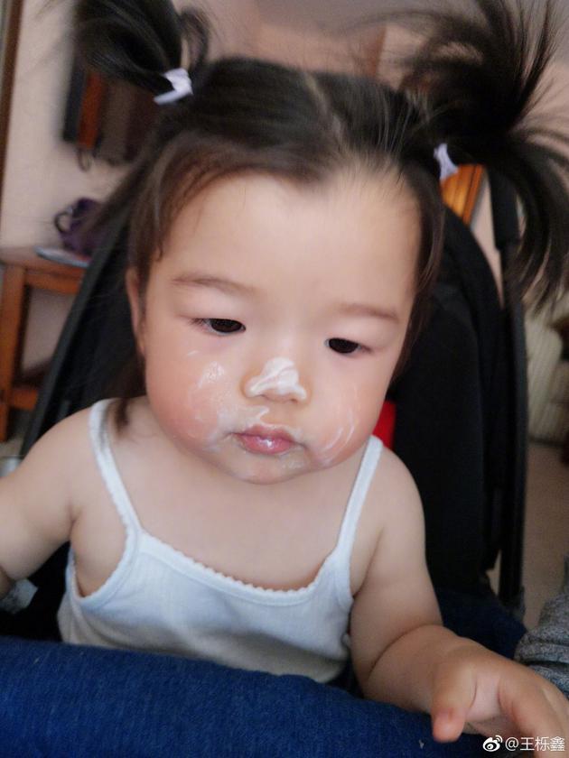 王栎鑫女儿可爱萌照
