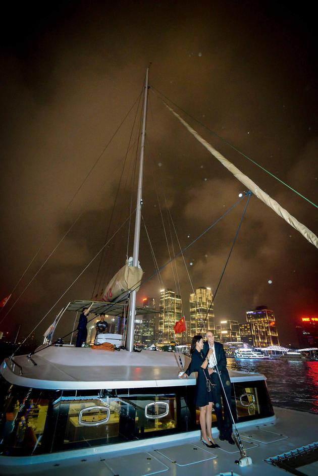 酒会嘉宾欣赏黄浦江美景