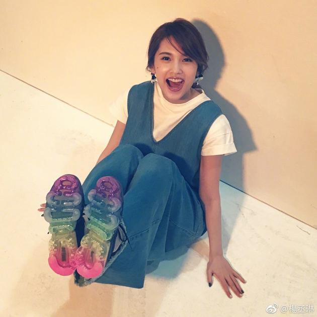 杨丞琳秀鞋底