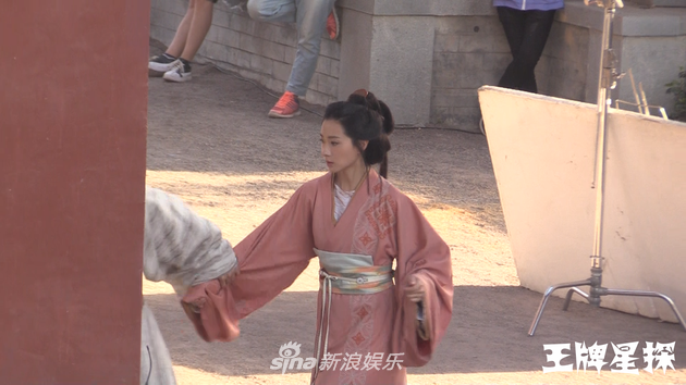 马天宇握住万茜手腕