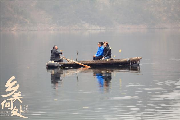 两个年轻人听父亲教诲