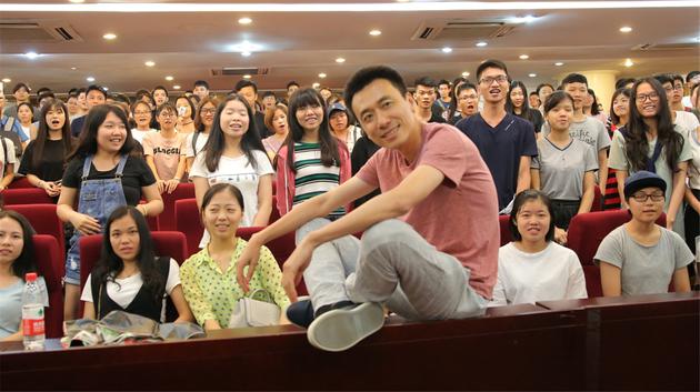 导演王微和暨大学子大合影