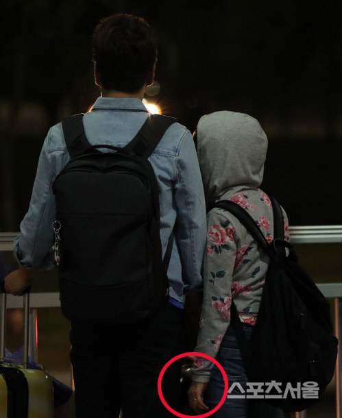 草娥无名指戴戒指