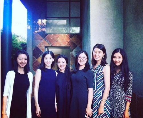 章泽天和友人合影