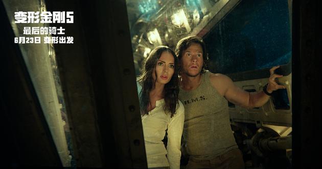 《变形金刚5》马克·沃尔伯格与劳拉·哈德克在片中并肩作战