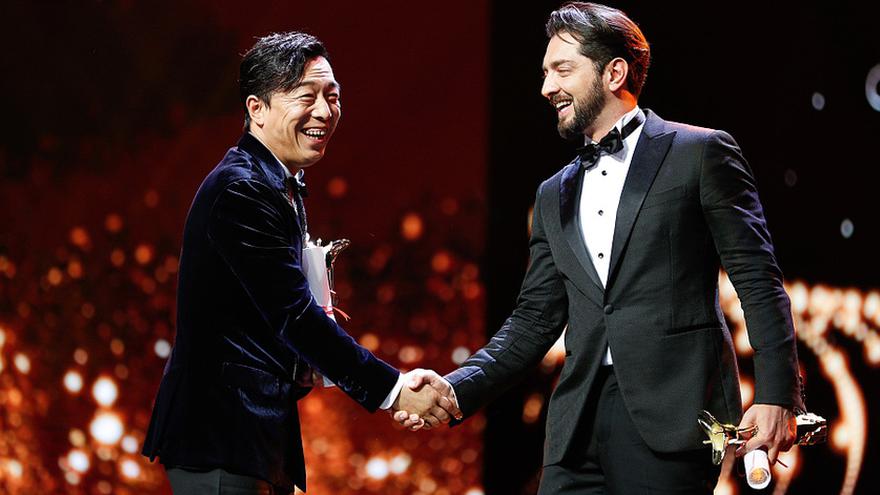 黄渤斩获金爵奖影帝开心笑出满脸褶