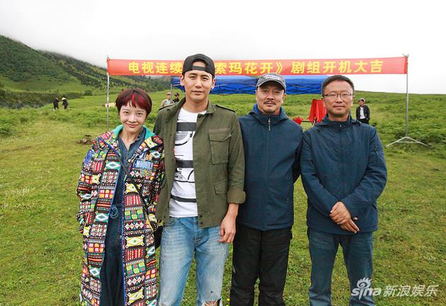 于晓光和王伟民导演等主创合影