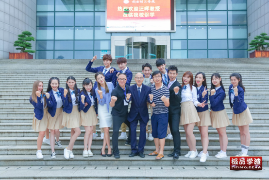 主演与导演图书馆前合影留念