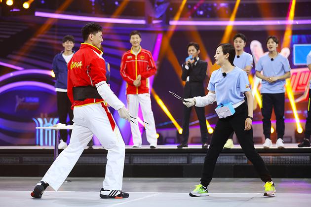 宋茜与仲满对抗争取夹到对方纸巾