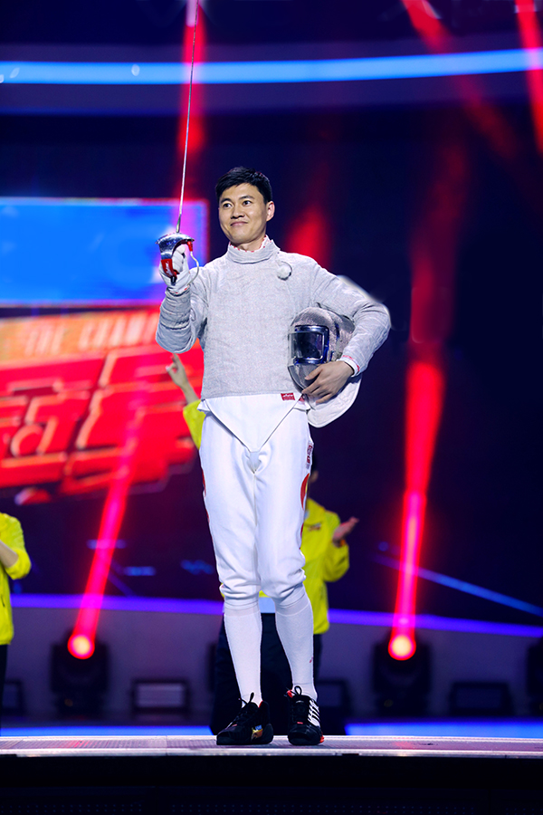 仲满摆出击剑实战姿势