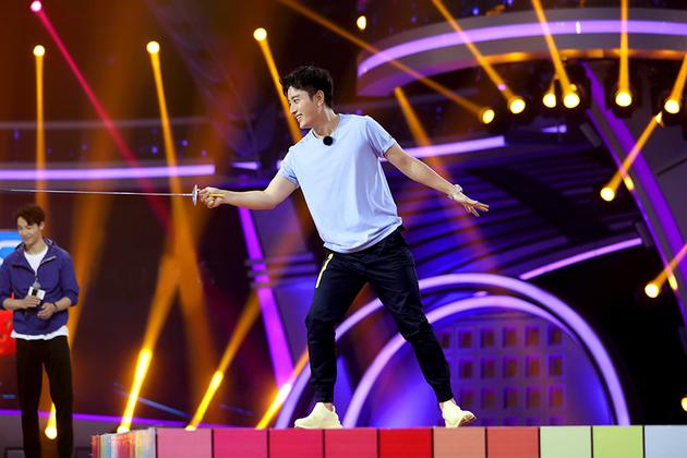 贾乃亮尝试击剑很开心