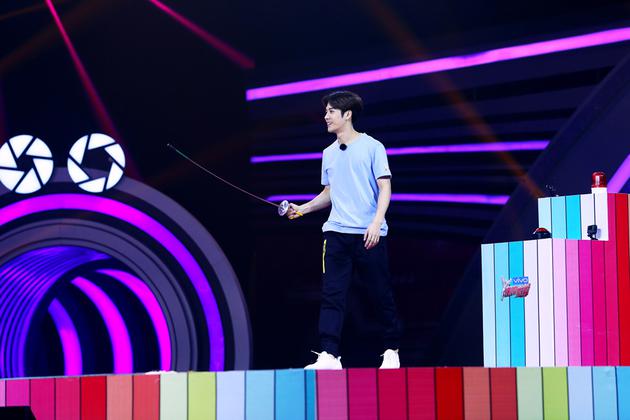 王嘉尔展示击剑功能