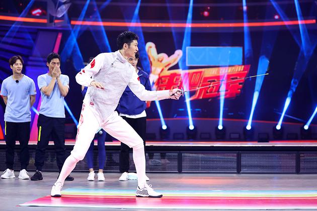 雷声准备刺破可乐瓶