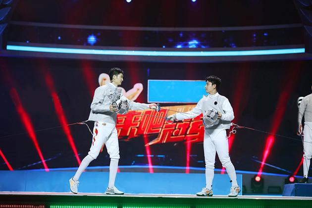 雷声与贾乃亮互相触碰对方以示衣服通电