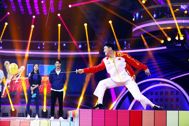 仲满竭力刺破气球