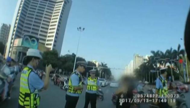 广西一女子抗拒交警执法 被问身份自称"你姑奶奶"