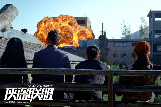 众人远望爆炸场景