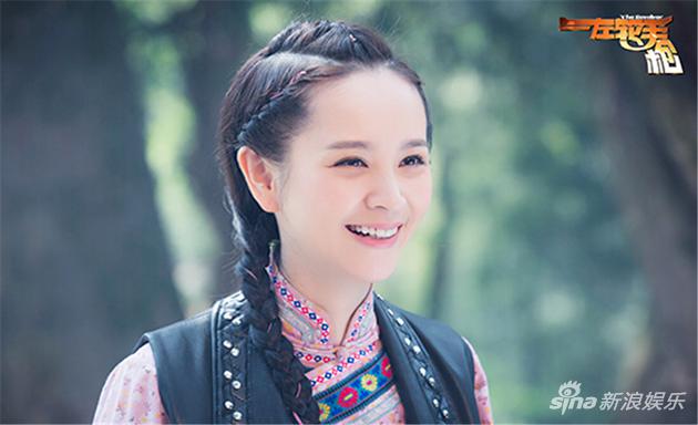 邓莎笑容满面