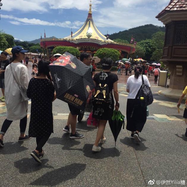 恢复好快呀！黄磊全家带满月儿子游迪士尼 孙莉产后身材纤细（图） - 3