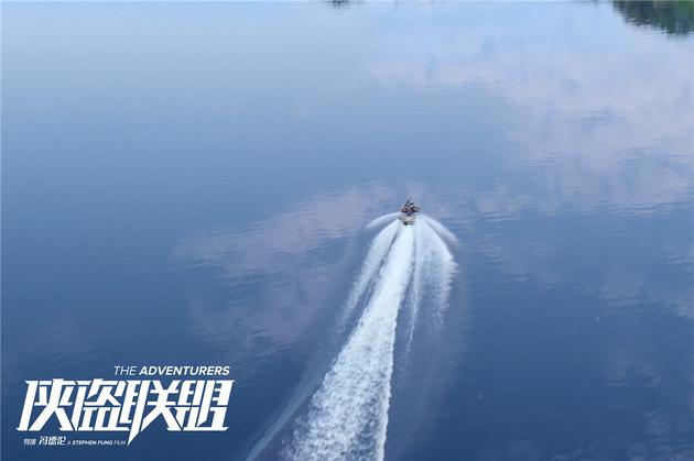 水陆两用车在水面疾驰1