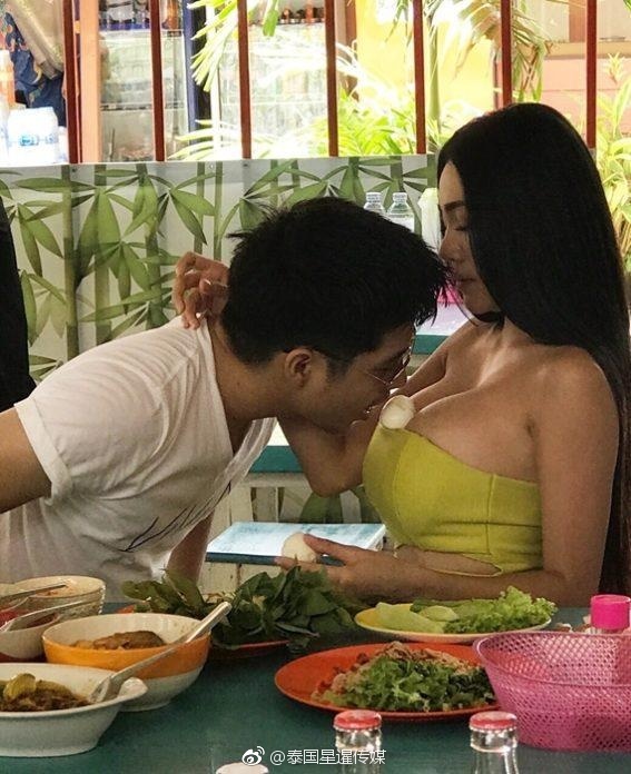 泰国演员Tee啃食女星胸部上的熟鸡蛋引热议
