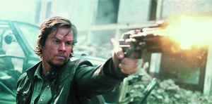 在正热映的《变形金刚5》中，马克·沃尔伯格为人类而战。