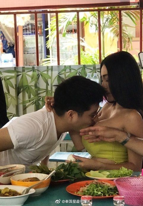 泰国演员Tee啃食女星胸部上的熟鸡蛋引热议