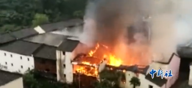 横店影视城内着火8个开间被毁 村民以为在拍戏
