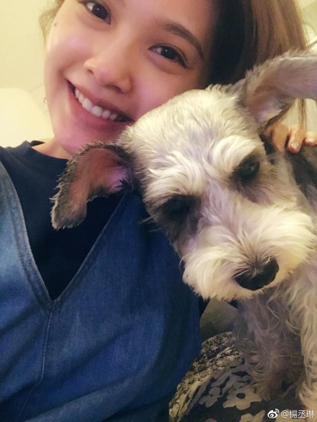 杨丞琳与爱犬亲昵合照，笑容灿烂
