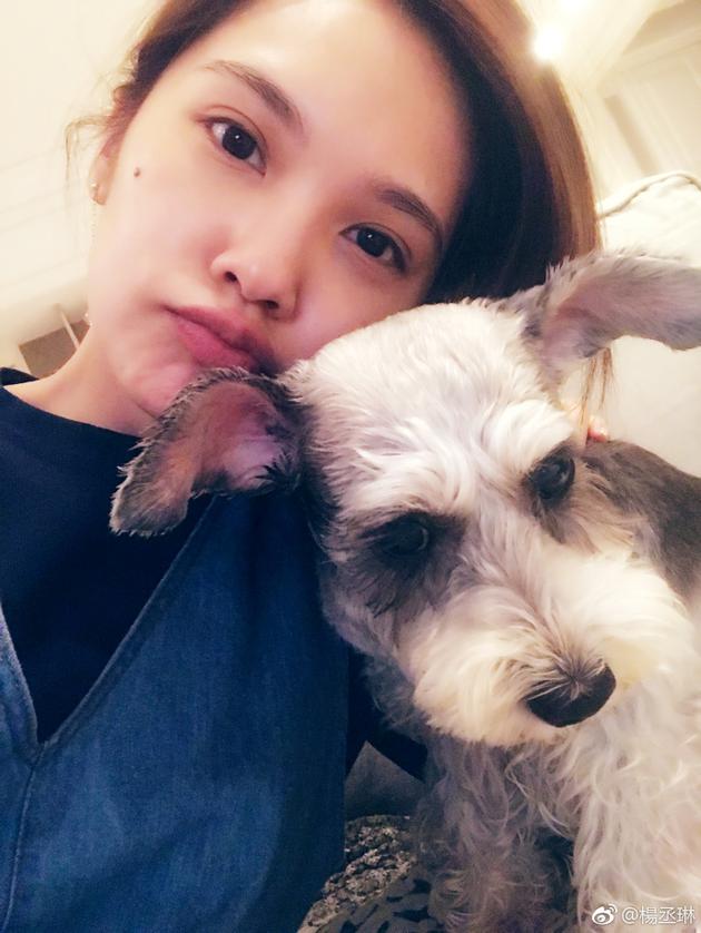 杨丞琳与爱犬卖萌嘟嘴